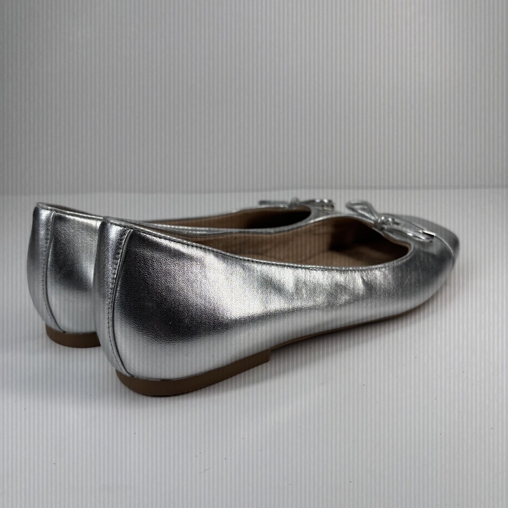 Vionic Silver Flats with Bow Detail 8.5 wide - Picture 12 of 16